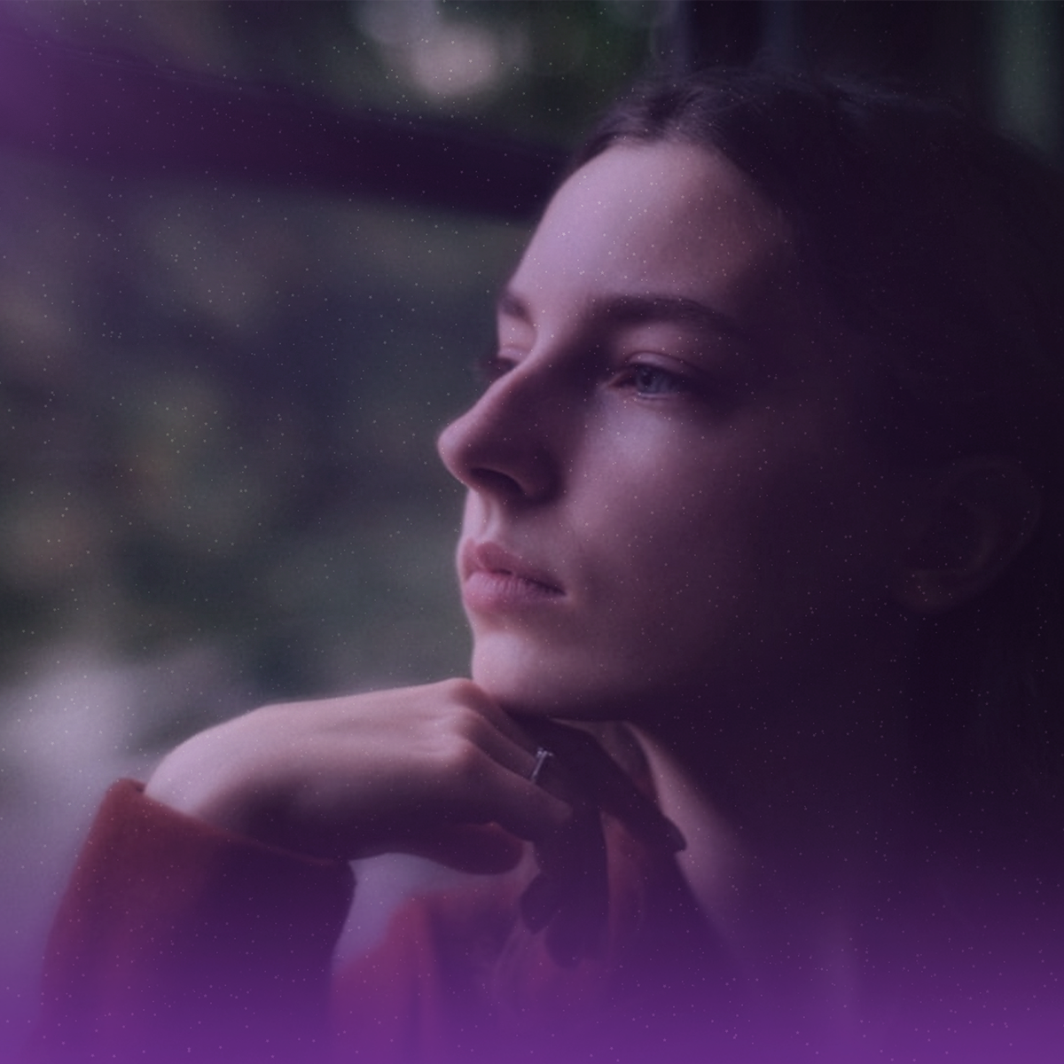 Pessoa pensativa olhando para fora da janela